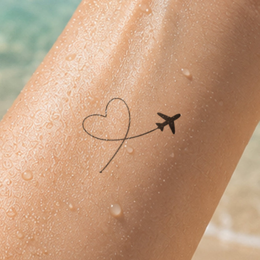 Flugzeug mit Herz Linie Tattoo