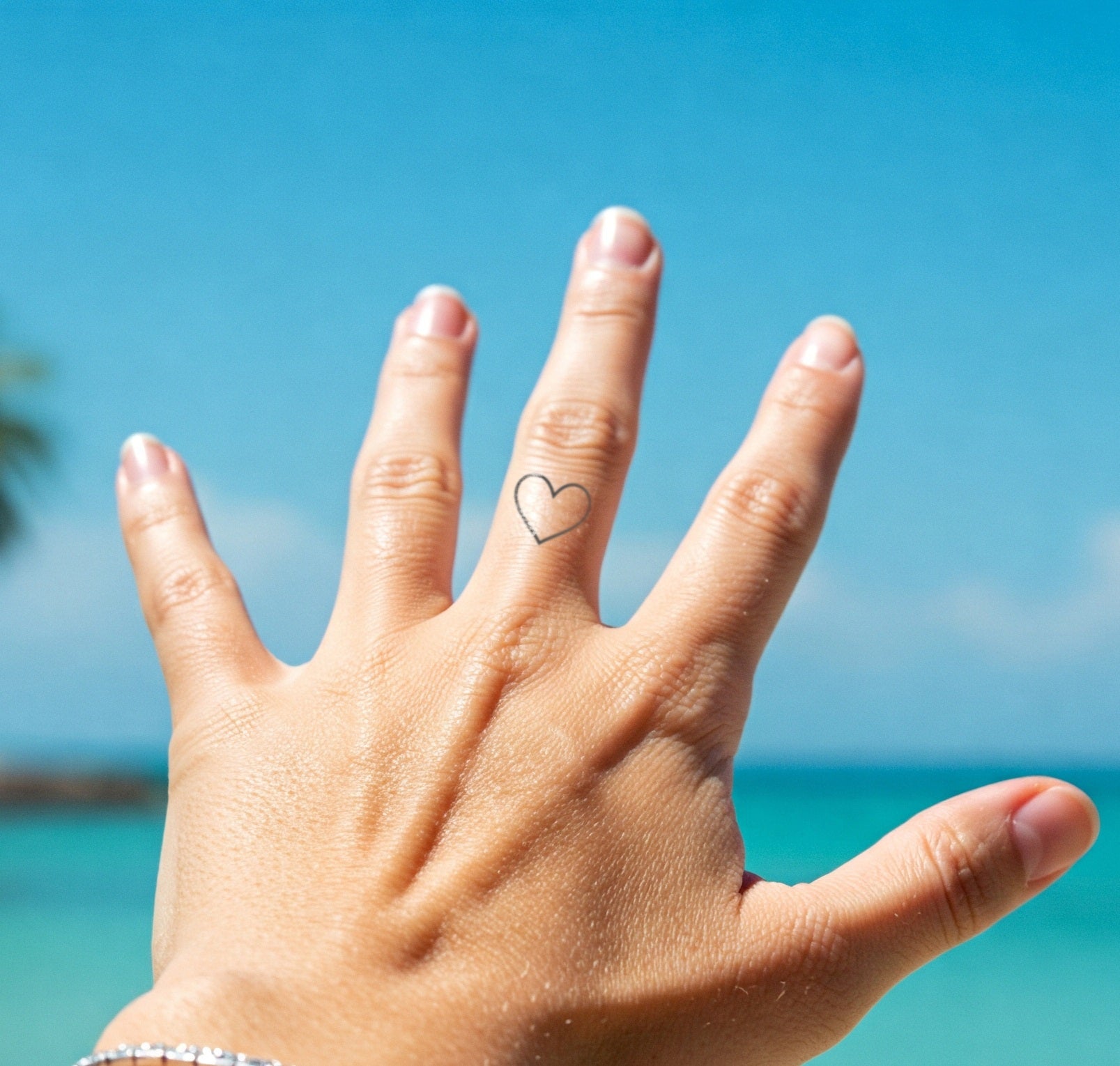 Herz Tattoo Finger